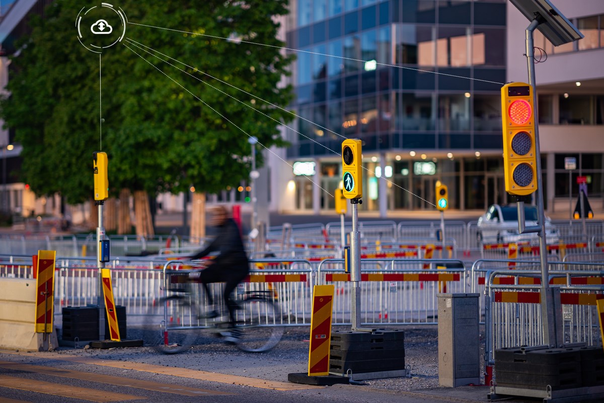 Cyklist passerar övergångsställe i skymning