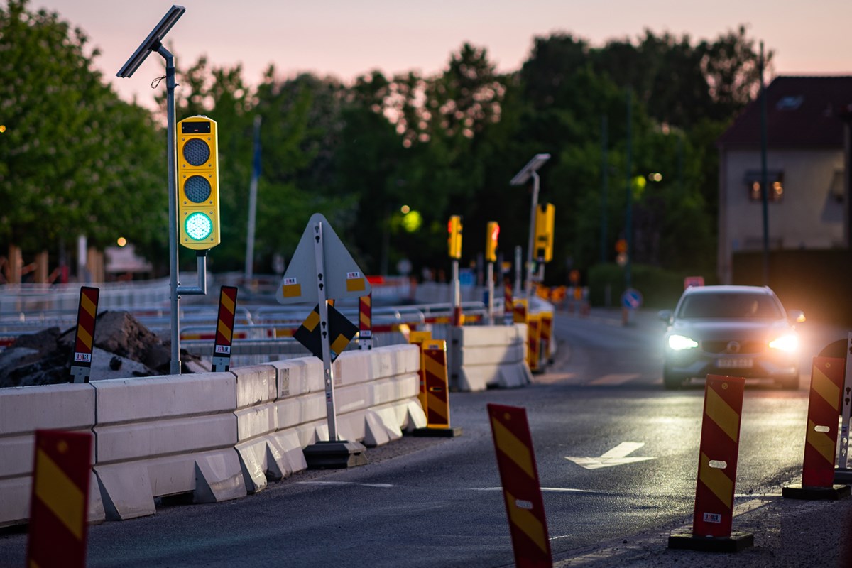 Vägarbete med mobila trafiksignaler i city