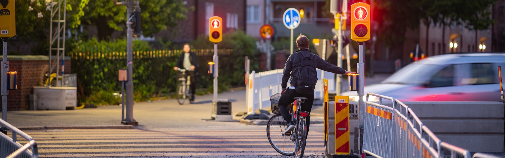 Cyklist vid tillfälligt övergångsställe