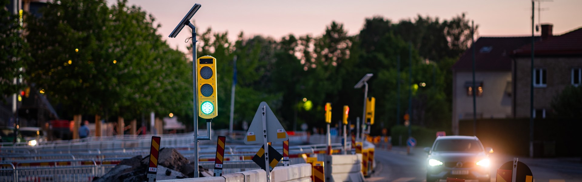 Vägarbete med mobila trafiksignaler i skymning