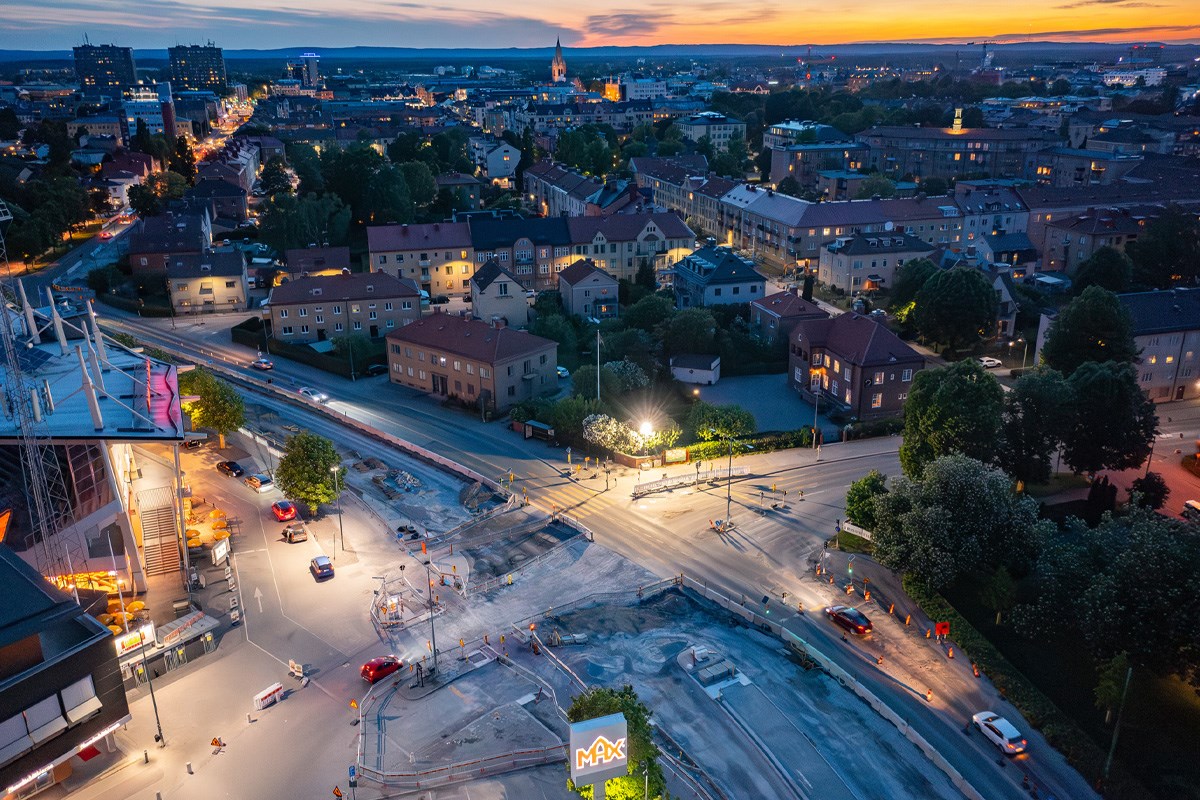 Drönarvy av vägavstängning i skymning