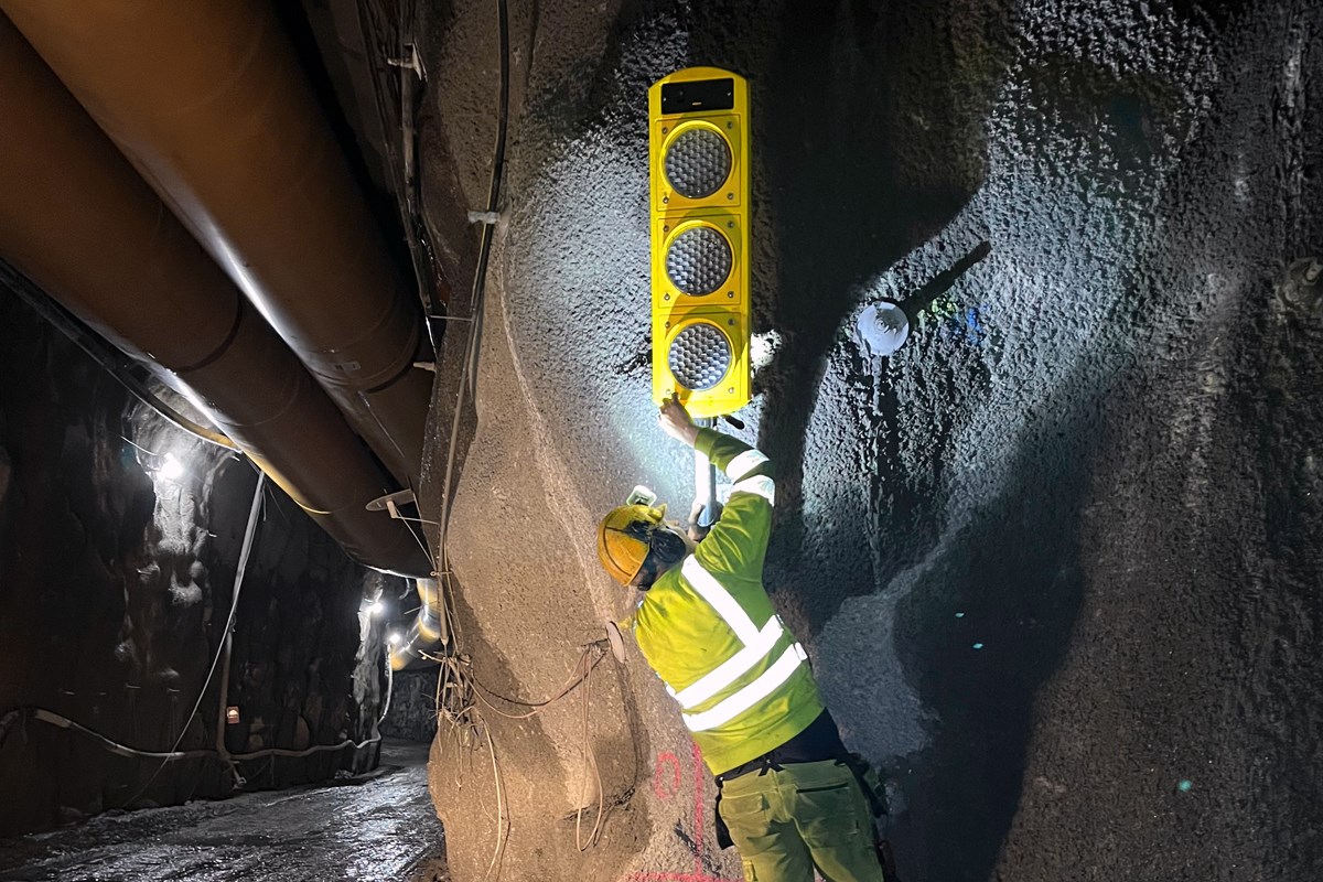 Monterar mobil trafiksignal i tunnel