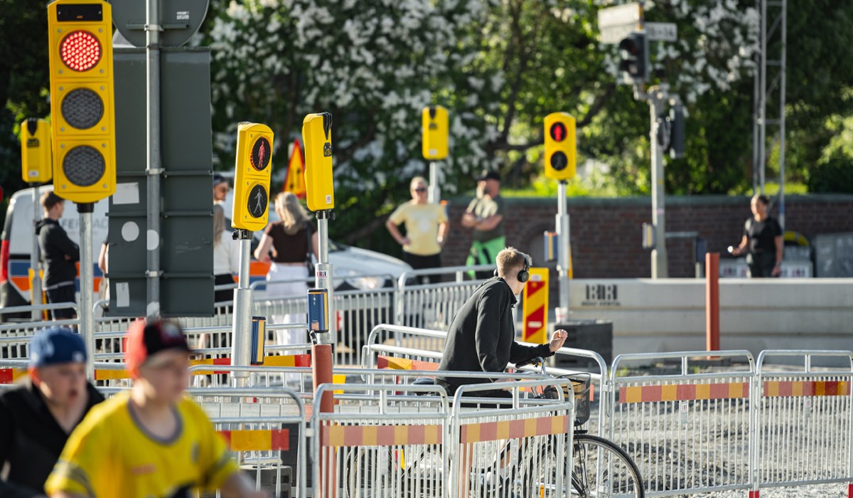 Kvinna korsar vägen vid mobil övergångssignal