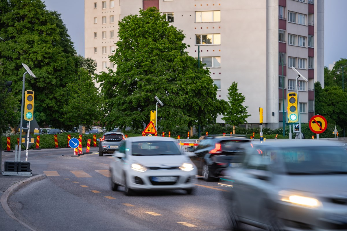 En kvinna på cykel bland mobila trafiksignaler