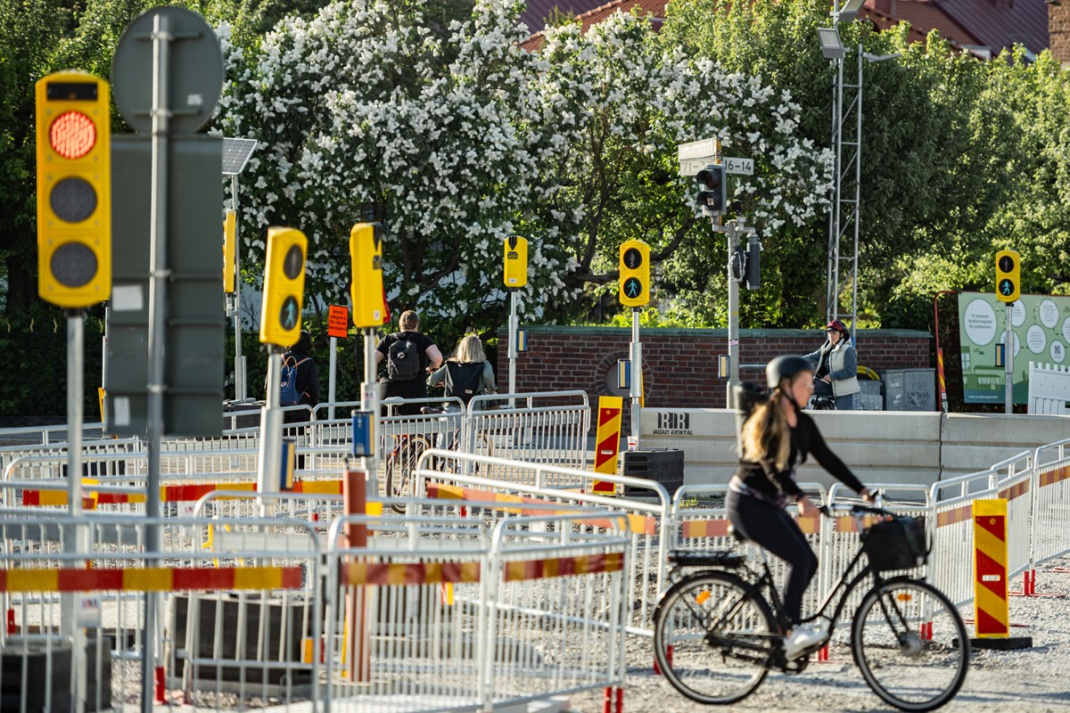 Cyklist cyklar genom ett vägarbete